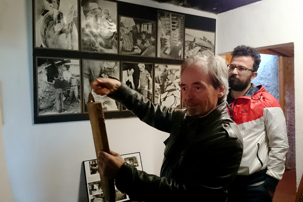 31 ottobre 2014: da sin. Siegfried De Rachewiltz insieme al Dott. Simone Simonelli durante la visita guidata alla mostra “Flickwerk”, presso il castello Brunnenburg, Tirolo. 